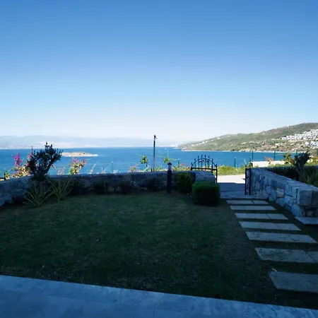 With The Pool And Sea View, As You Can Have A Pleasant Time On Your Balcony Апартаменты *