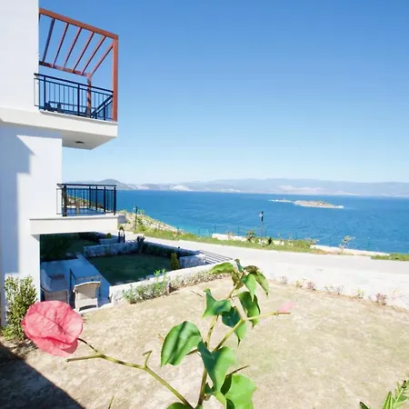 With The Pool And Sea View, As You Can Have A Pleasant Time On Your Balcony Апартаменты